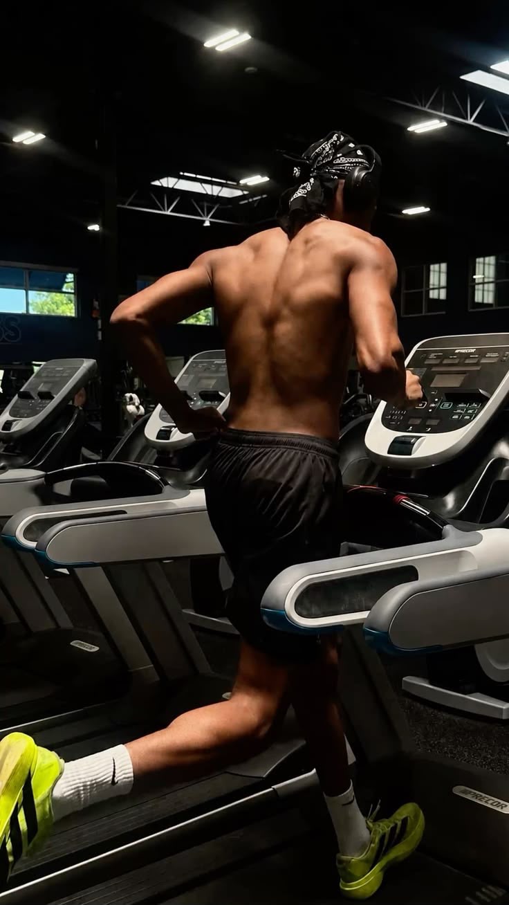 Atleta correndo em esteira