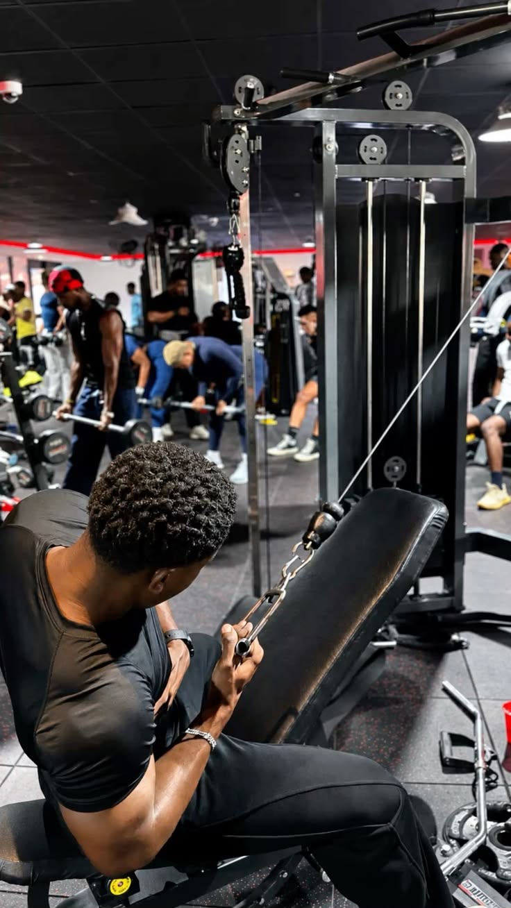 Atleta em exercício de remada sentada